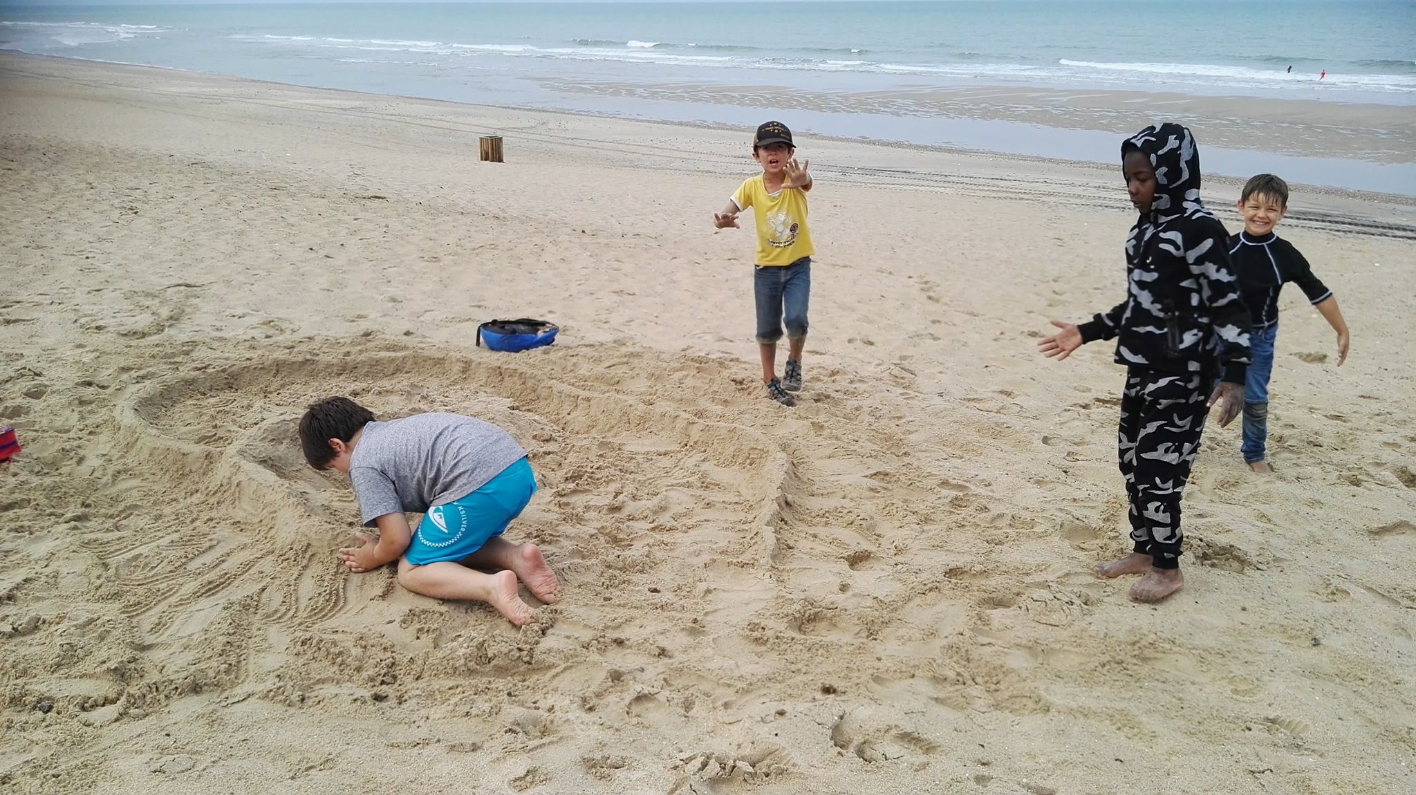 Enfants jeux sable