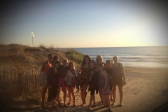 Un groupe d'ados sur la plage