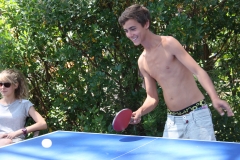 Des tables de ping-pong dans le centre de vacances