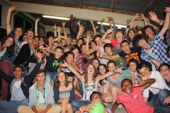 Une photo de groupe des ados