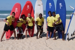 Un groupe d'Evasoleil se prépare pour le surf