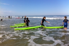 Un groupe de jeunes surfeurs se prépare