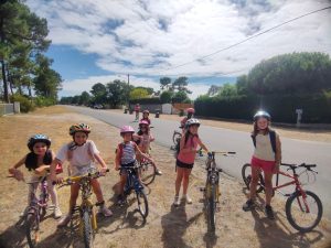 des enfants à vélo