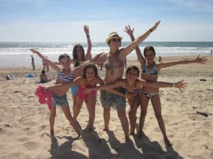 une animatrice et des enfants à la plage