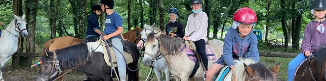 Les enfants à l'équitation