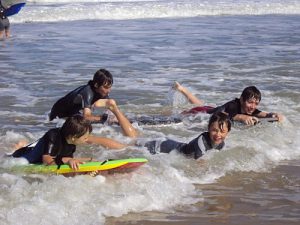découvrir la glisse dans les vagues en surf