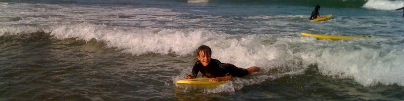 Surf dans les vagues