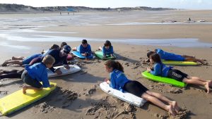 séance de surf sur la plage