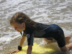 Emma qui fait du bodyboard