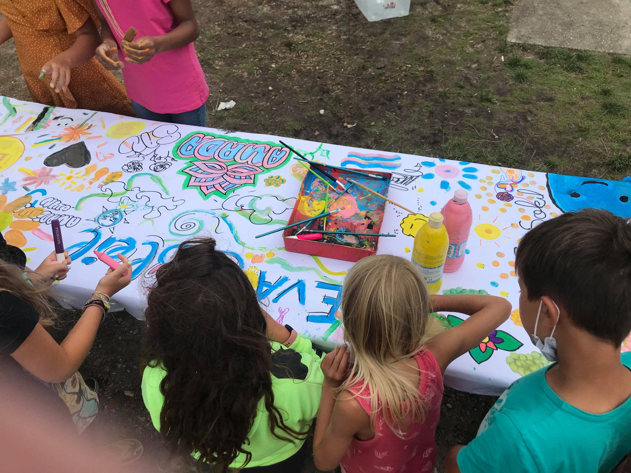 les enfants font de la peinture