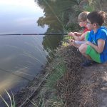des enfants pêchent