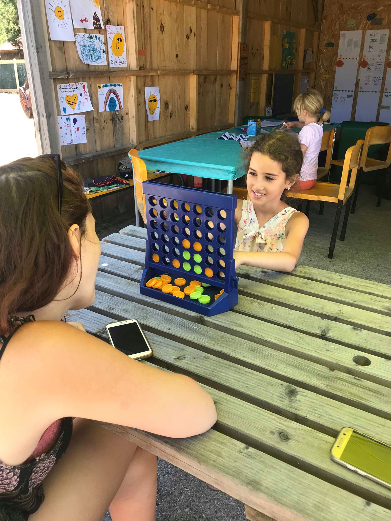 Vue d'ensemble d'une colonie de vacances pour enfants de 6 à 10 ans
