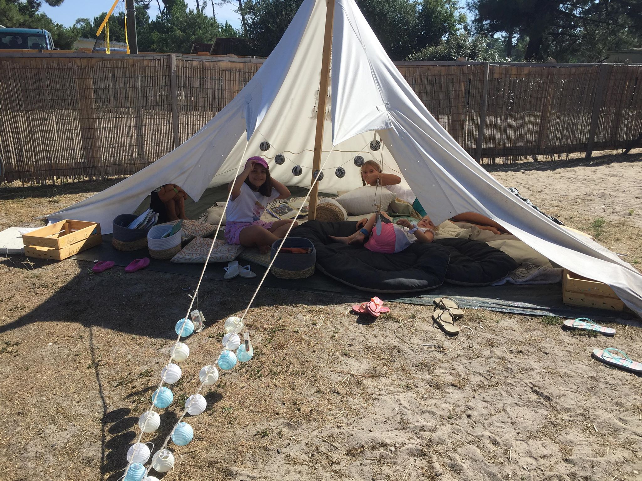 Enfant heureux dans une colonie de vacances pour enfants de 6 à 10 ans