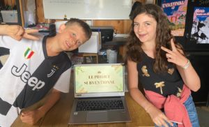 Jeunes profitant d'un parc aquatique grâce à la subvention de projet en colo