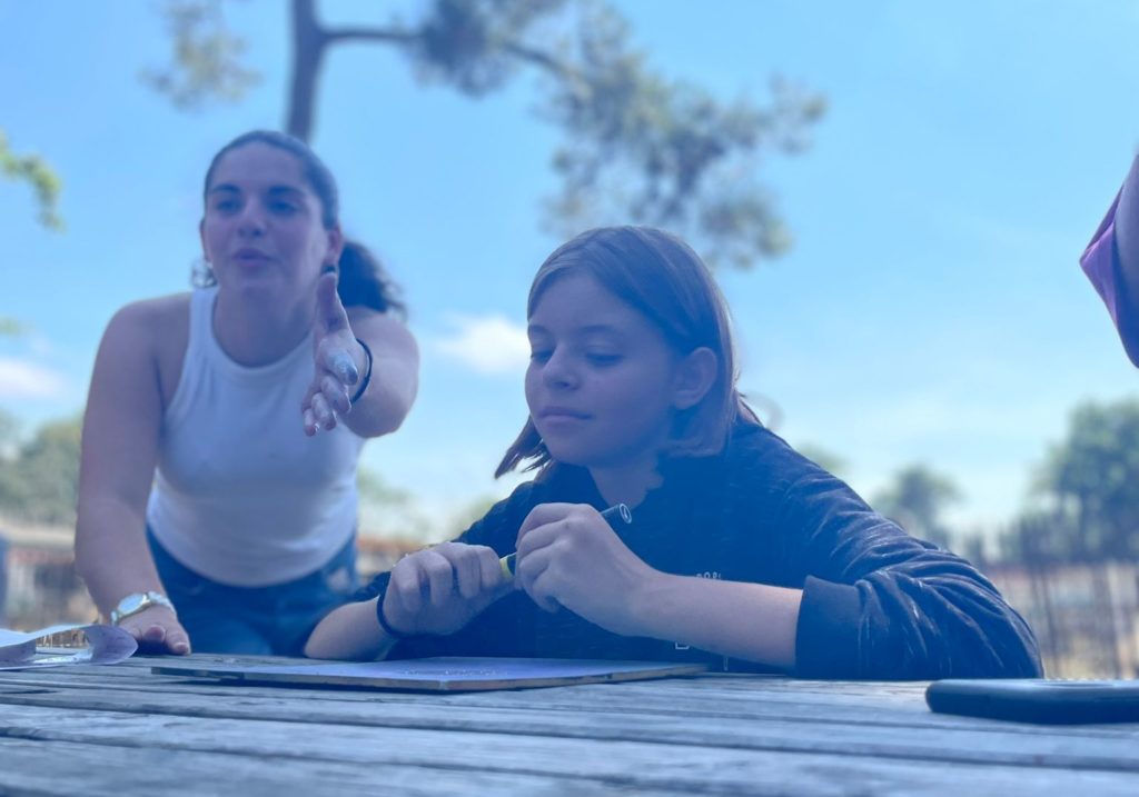 Des enfants qui font un projet