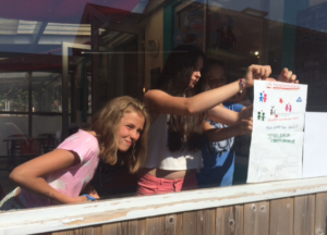 Des jeunes installent une affiche