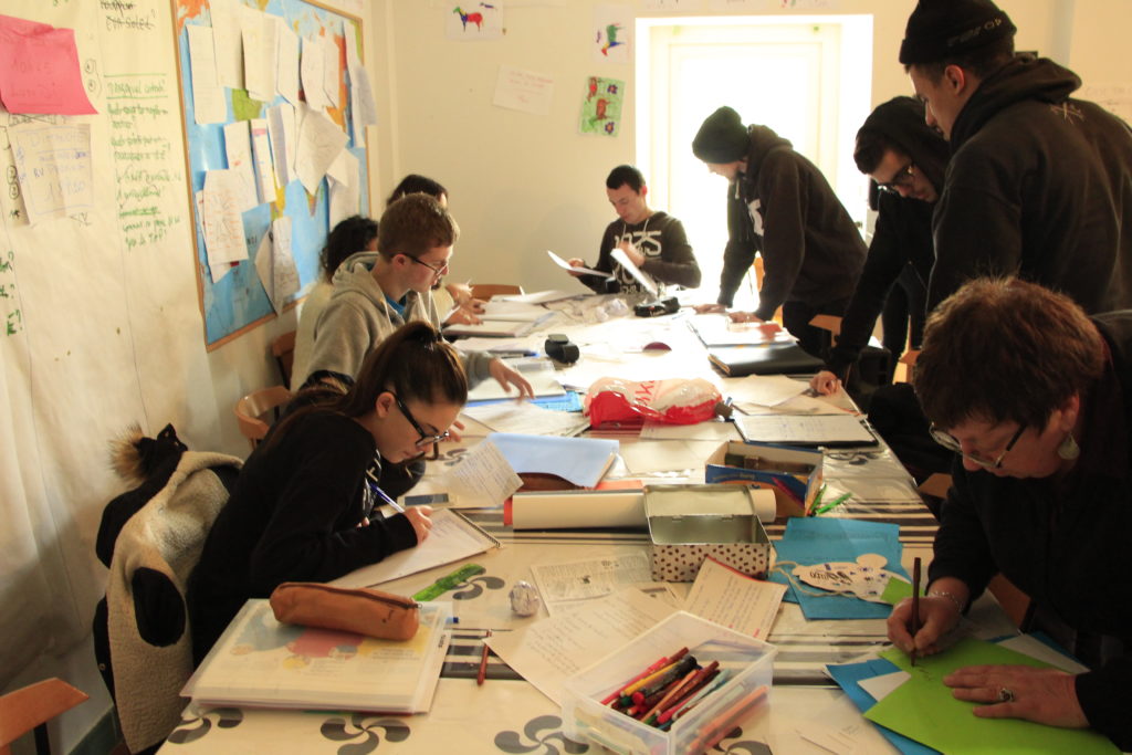 des animateurs travaillent ensemble