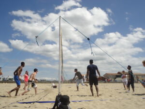 Ados qui jouent sur la plage