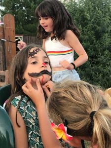 Séance de maquillage pour un enfant